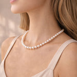 Perfil mostrando collar de perla blanca equilibrado