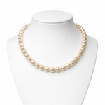 Collar de perla crema 12 mm en cuello exhibidor