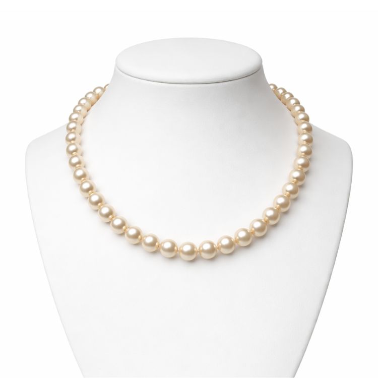 Collar de perla crema 12 mm en cuello exhibidor