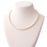 Collar de perla crema 6 mm en cuello exhibidor