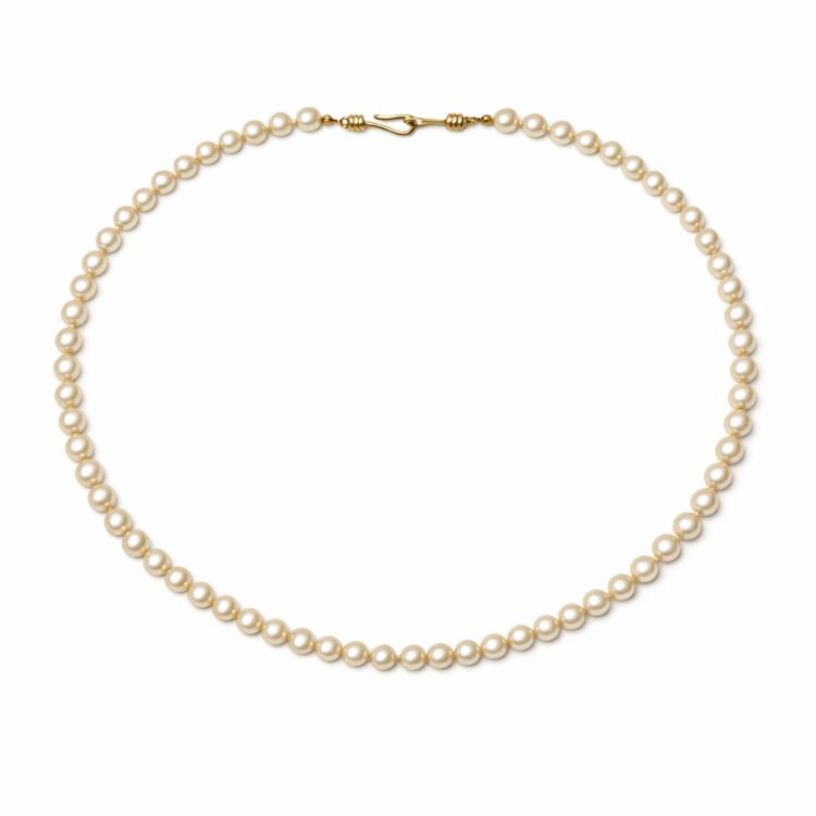 Collar de perla crema 6 mm sobre fondo blanco