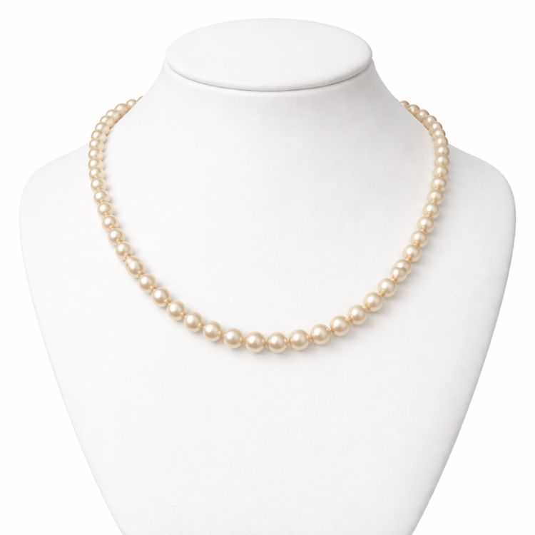 Collar de perla crema 8 mm en cuello exhibidor