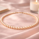 Collar de perla crema en flat lay elegante