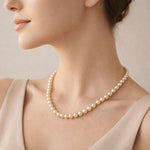 Perfil mostrando collar de perla crema equilibrado