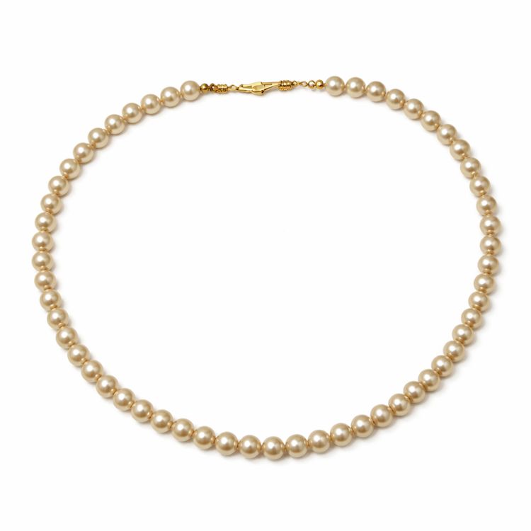 Collar de perla crema 8 mm sobre fondo blanco