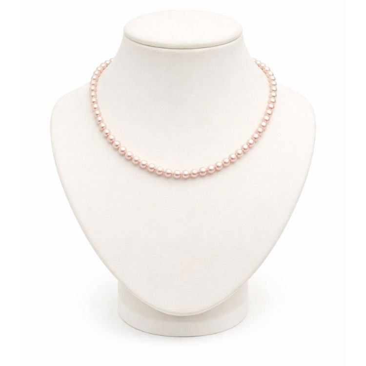 Collar de perla rosa pastel 6 mm en cuello exhibidor