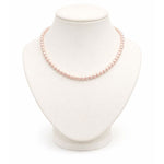 Collar de perla rosa pastel 6 mm en cuello exhibidor