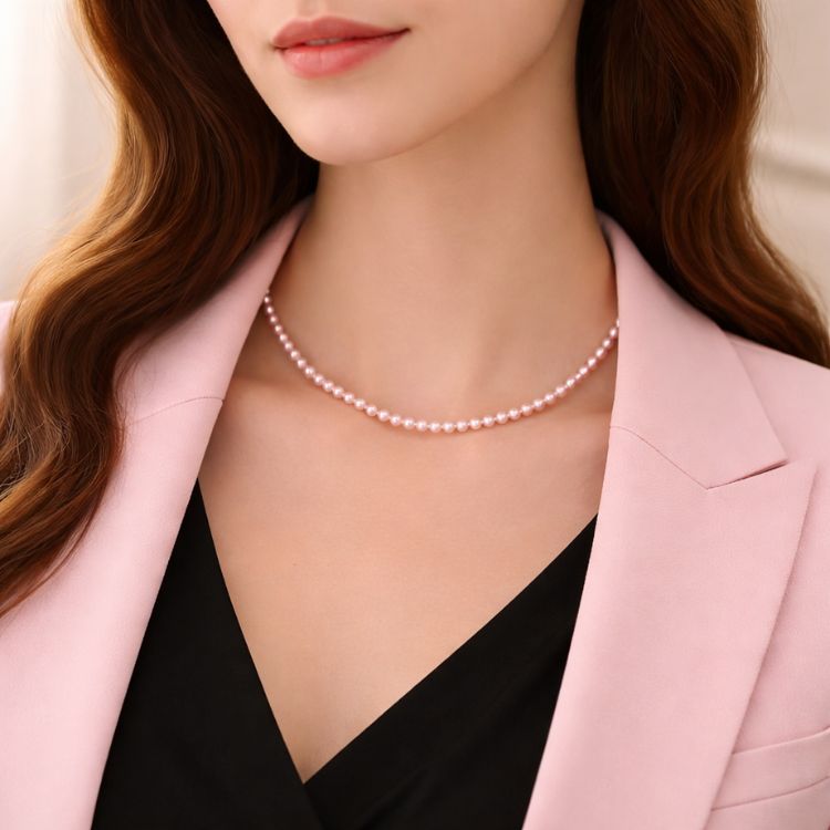 Mujer usando collar de perla rosa pastel delicado