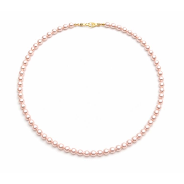 Collar de perla rosa pastel 6 mm sobre fondo blanco