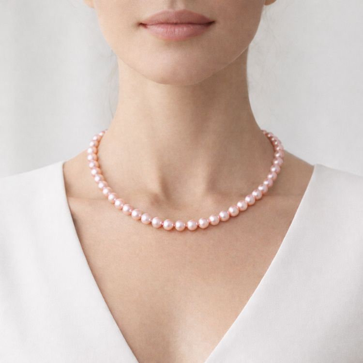 Mujer usando collar de perla rosa pastel elegante