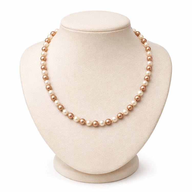 Collar de perlas café y crema en exhibidor