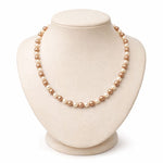 Collar de perlas café y crema en exhibidor