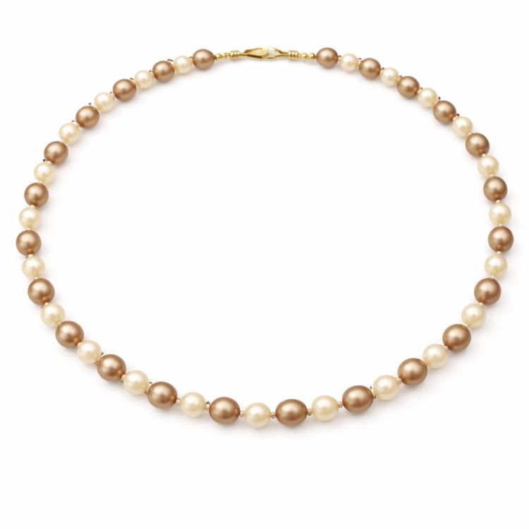 Collar de perlas café y crema sobre fondo blanco