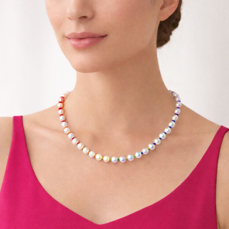 Mujer usando collar de perlas con detalles de color