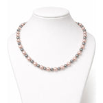 Collar de perlas rosa y gris en cuello exhibidor