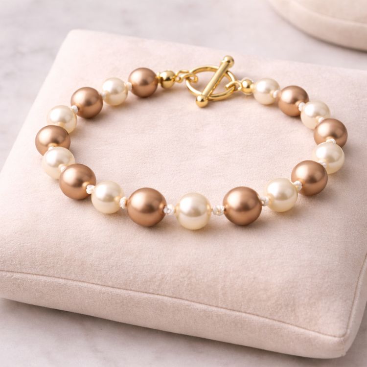 Pulsera de perlas café y crema en exhibidor
