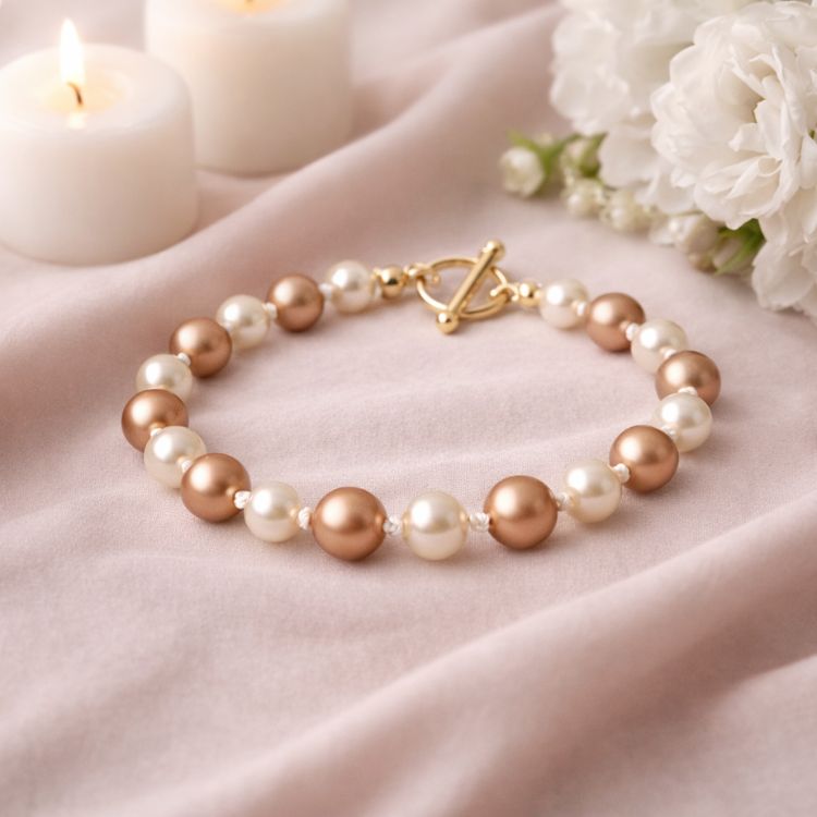 Pulsera de perlas en tonos tierra en composición
