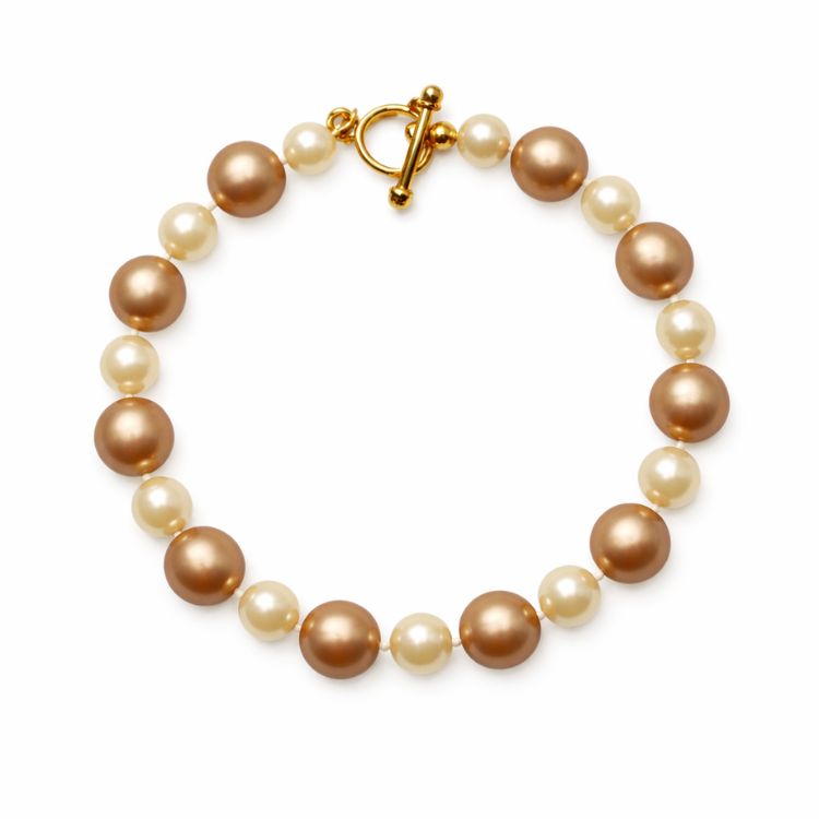 Pulsera de perlas café y crema sobre fondo blanco