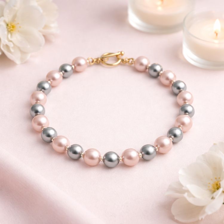 Pulsera de perlas combinadas en composición estética