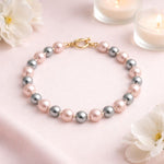 Pulsera de perlas combinadas en composición estética