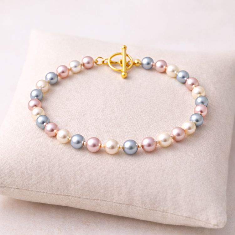 Pulsera de perlas tricolor en exhibidor