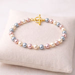 Pulsera de perlas tricolor en exhibidor