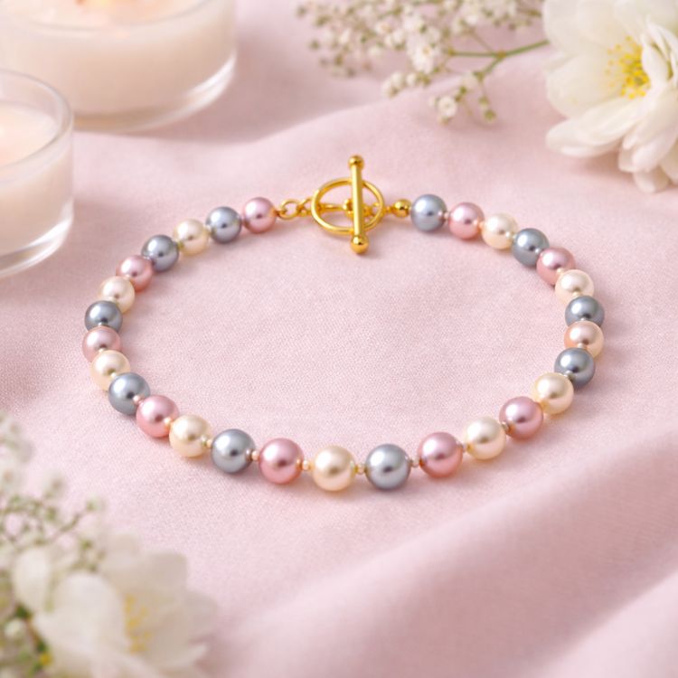 Pulsera de perlas delicada en composición