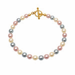 Pulsera de perlas tricolor pequeña sobre fondo blanco