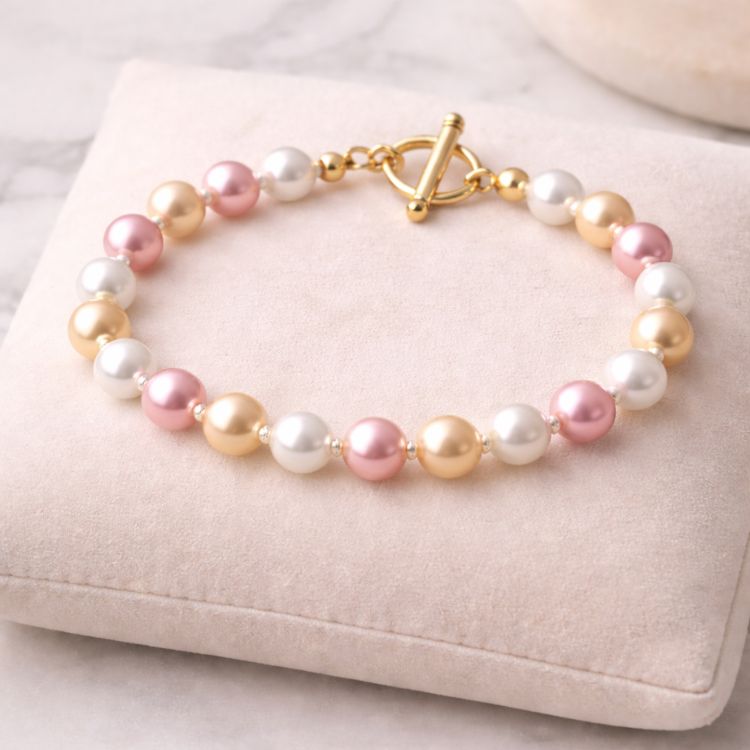 Pulsera de perlas tricolor en exhibidor