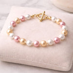 Pulsera de perlas tricolor en exhibidor