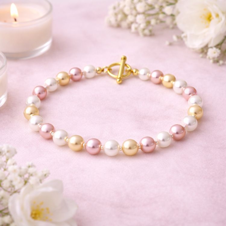 Pulsera de perlas tricolor en flat lay elegante