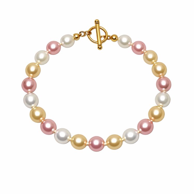 Pulsera de perlas tricolor sobre fondo blanco